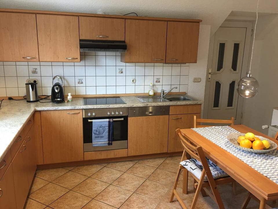 Kitchen or kitchenette, Photo of the whole room, Dining area