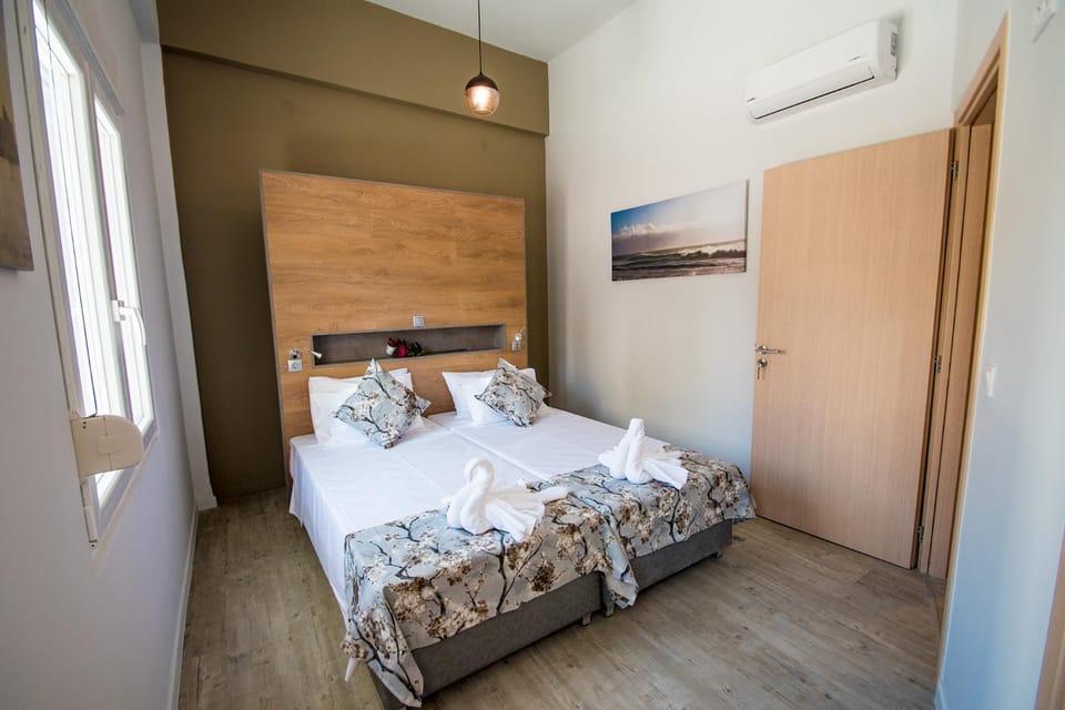 Bed, Other, Photo of the whole room, Bedroom, towels, air conditioner
