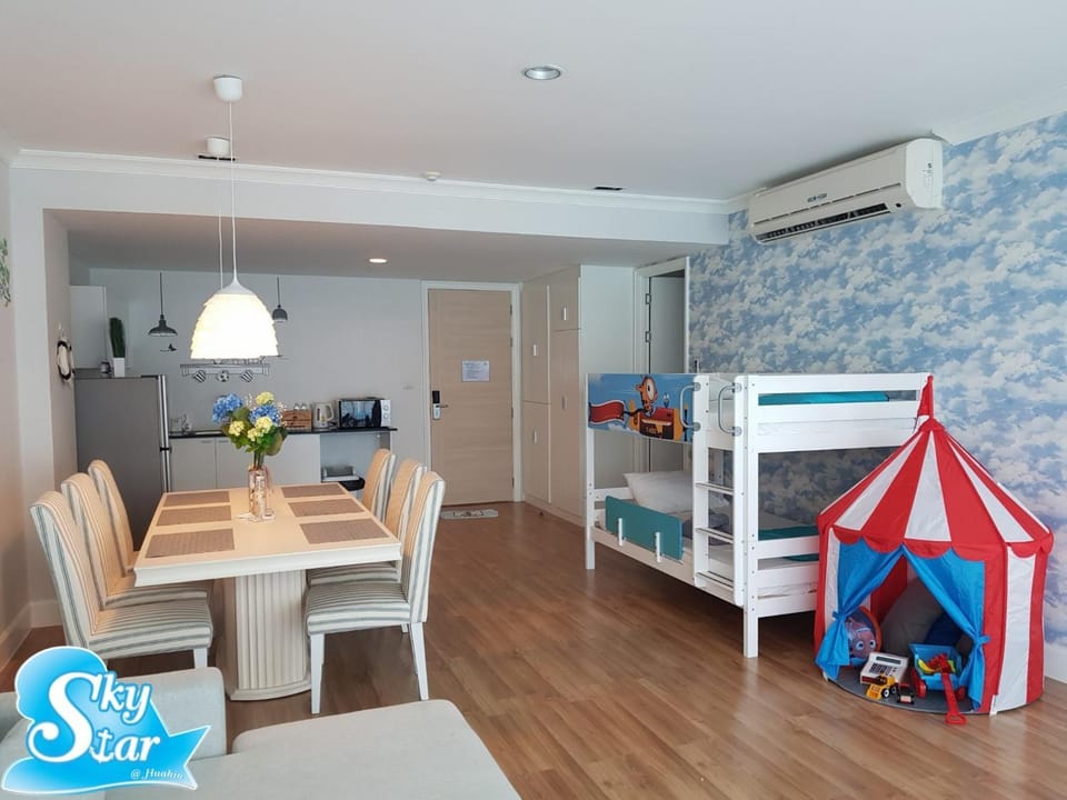 Living room, Dining area