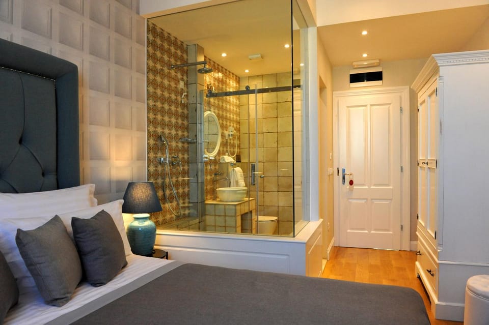 Bed, Bathroom, Photo of the whole room, Bedroom