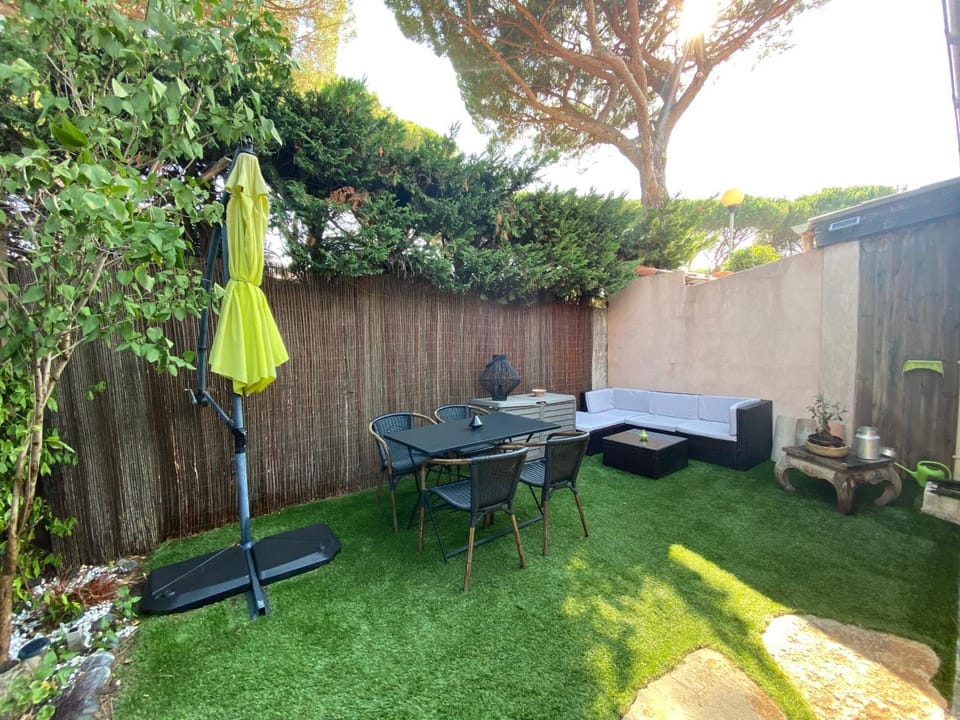 Agréable studio proche StTropez Piscine et Tennis Apartment in Gassin