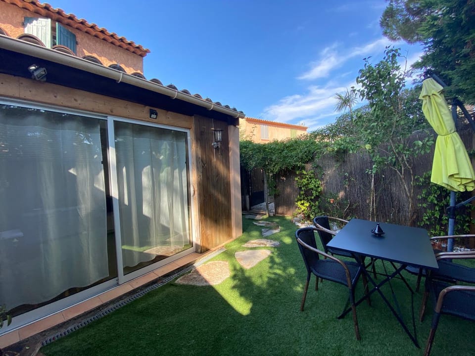 Agréable studio proche StTropez Piscine et Tennis Apartment in Gassin