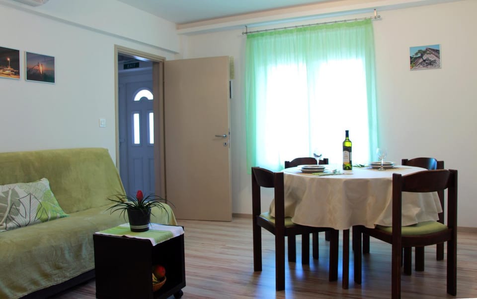 TV and multimedia, Seating area, Dining area