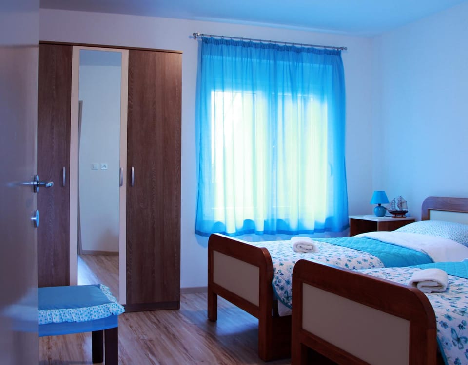 Bed, Day, Winter, Bedroom, On site