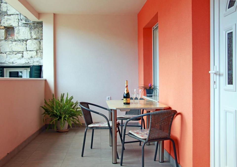 Facade/entrance, Off site, Day, Winter, Garden, Balcony/Terrace