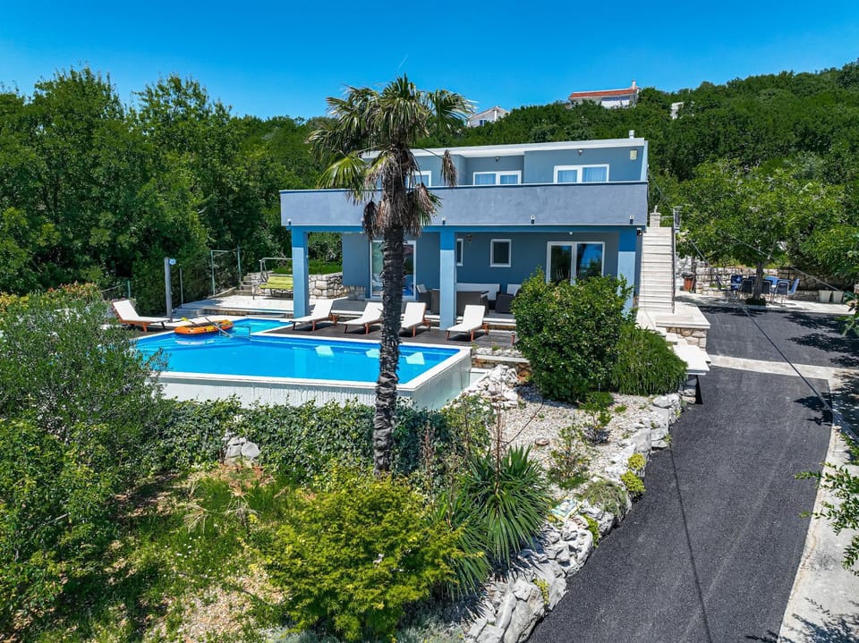 Property building, Spring, Swimming pool