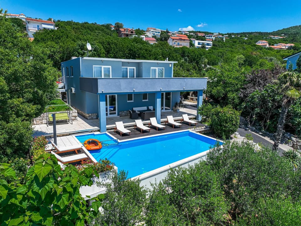 Property building, Spring, Day, Natural landscape, Swimming pool, Swimming pool, sunbed