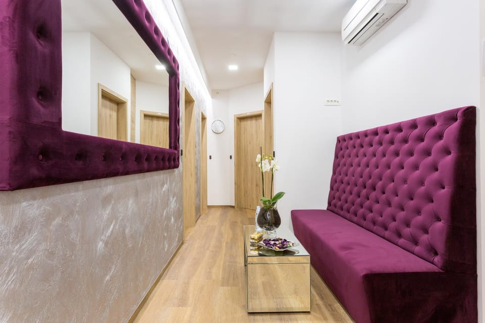 Seating area, Internal: Not applicable to any particular room