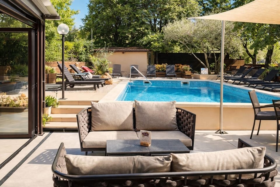 Restaurant/places to eat, Swimming pool
