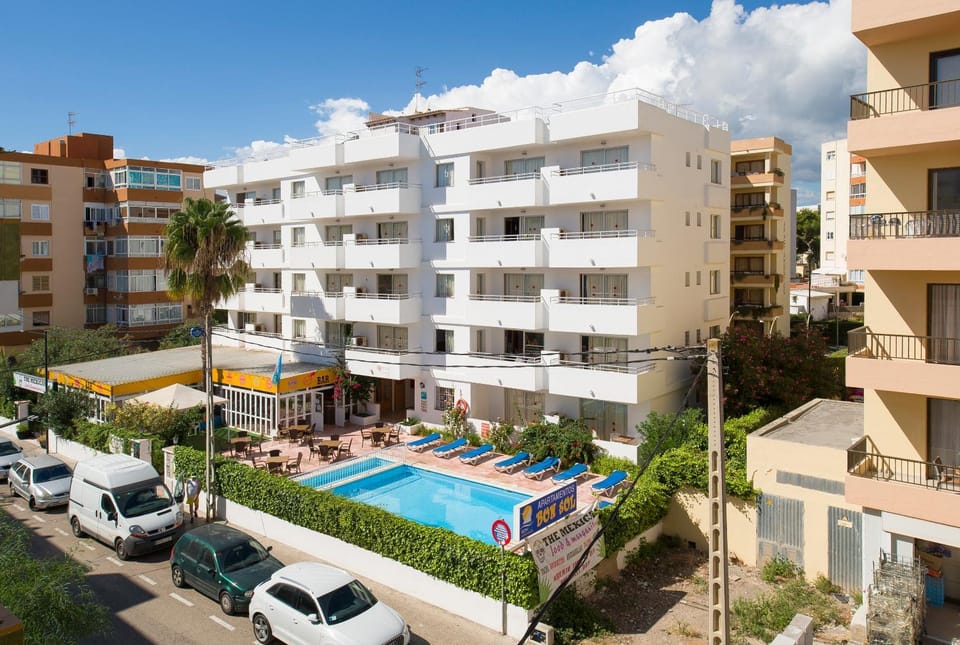Restaurant/places to eat, Facade/entrance, Swimming pool, Swimming pool