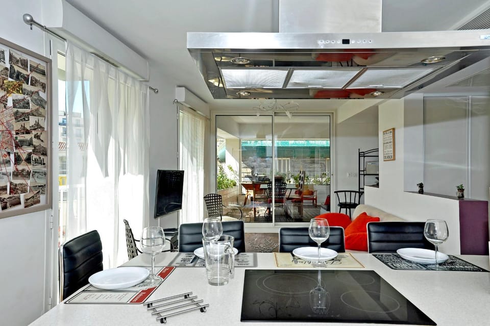 Communal lounge/ TV room, TV and multimedia, Kitchen or kitchenette, Living room, Seating area, Dining area