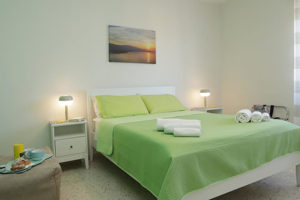 Bed, Decorative detail, Bedroom, Breakfast