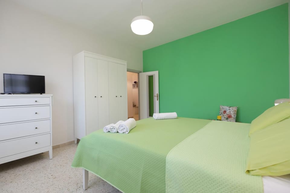 Bed, TV and multimedia, Bedroom, hair dresser, towels, wardrobe