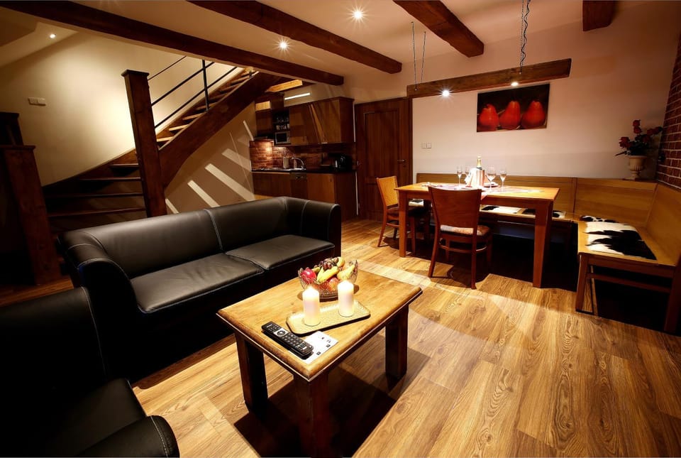 Kitchen or kitchenette, Living room, Seating area, Dining area