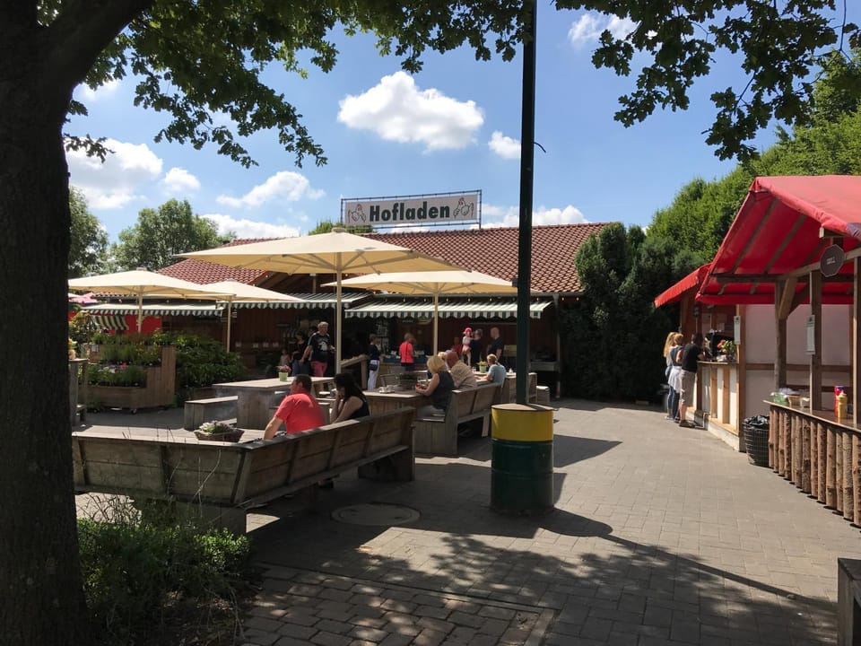 Nearby landmark, Restaurant/places to eat, Shopping Area