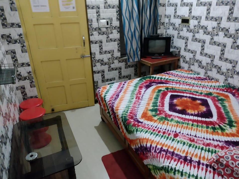 Bed, TV and multimedia, Bedroom