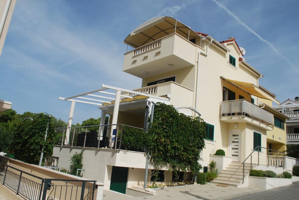 Property building, Facade/entrance, Off site, Location