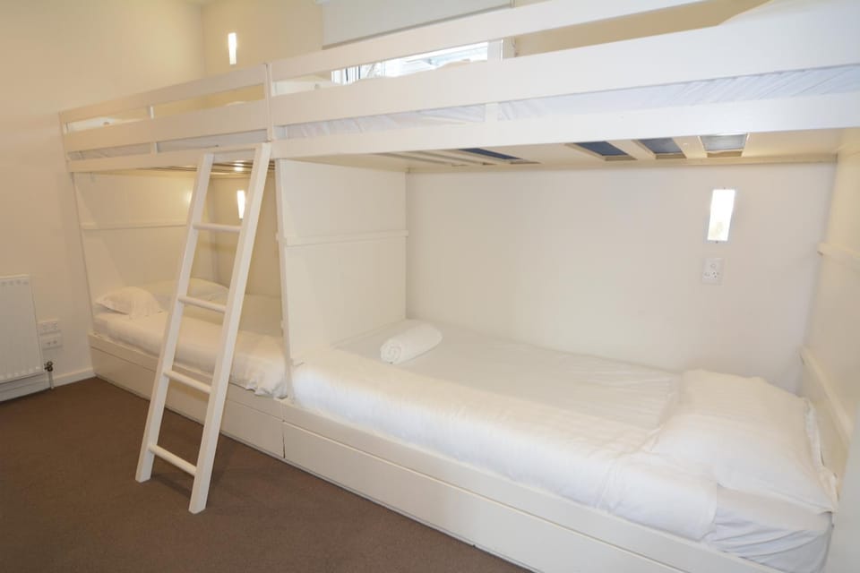 Bedroom, bunk bed