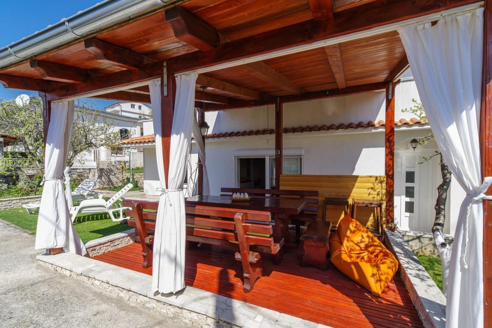 Facade/entrance, Garden, Balcony/Terrace