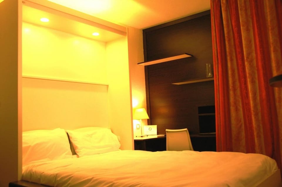 Bed, Photo of the whole room, Seating area