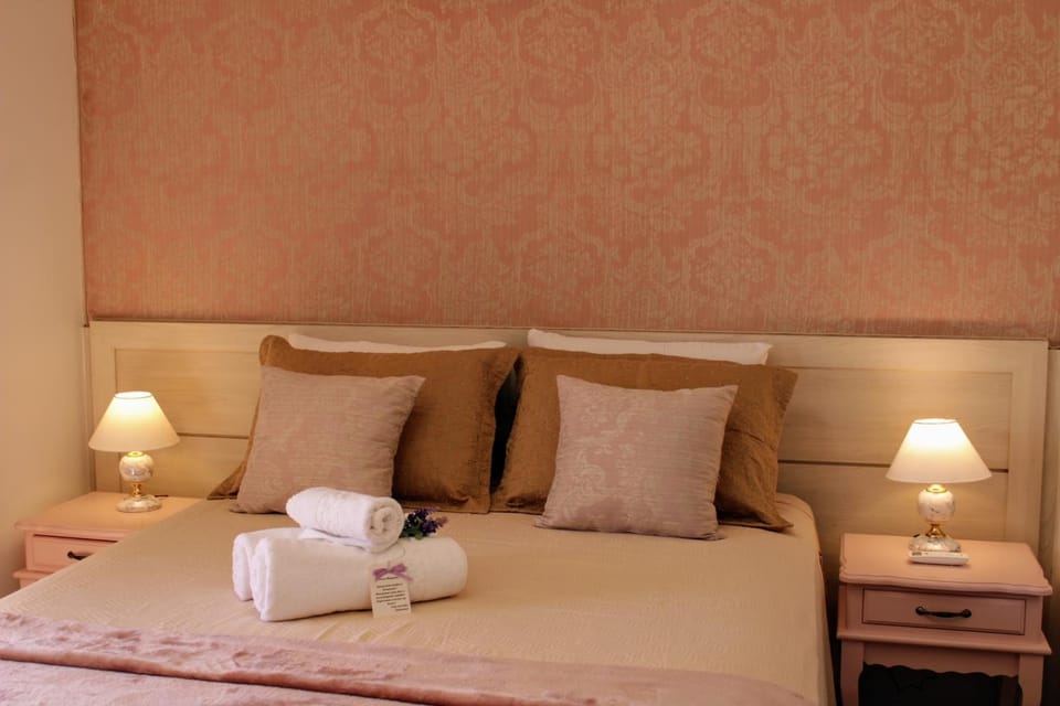 Bed, Photo of the whole room, Decorative detail, Bedroom, towels