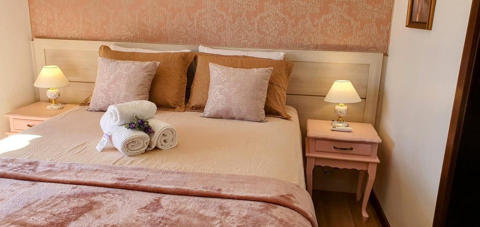 Bed, Photo of the whole room, Decorative detail, Bedroom, towels