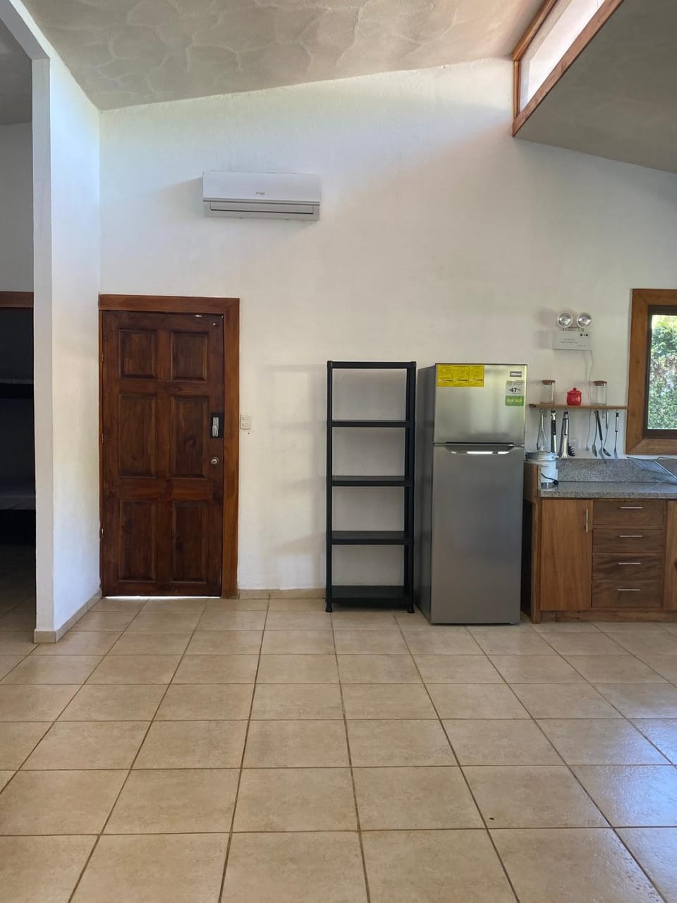 Kitchen or kitchenette, air conditioner