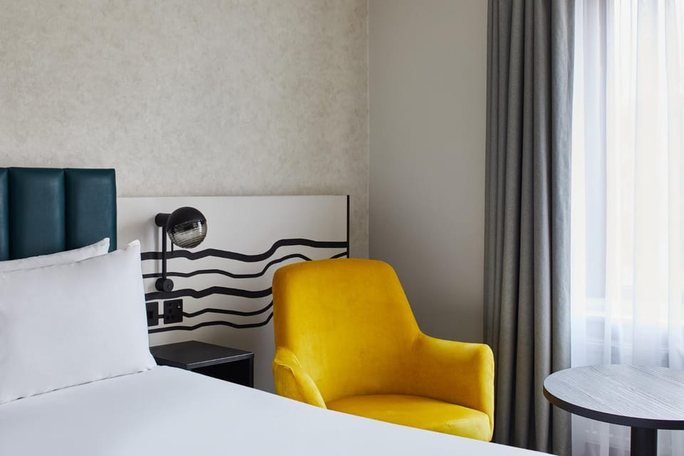 Bed, Seating area