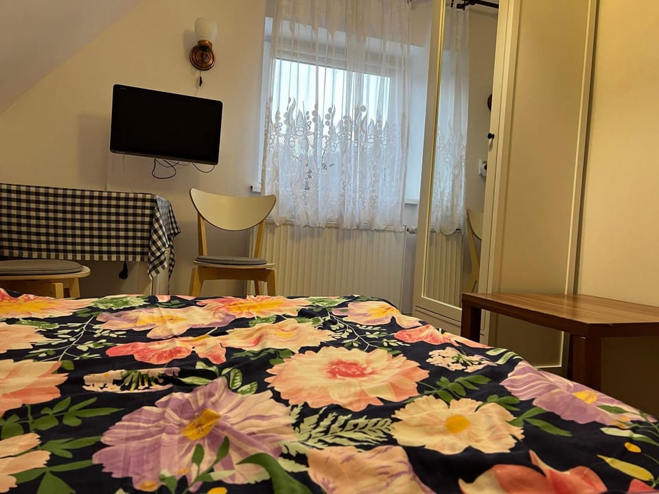 Bed, TV and multimedia, Photo of the whole room, Bedroom