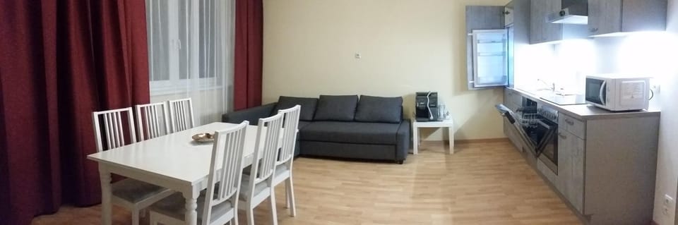 Coffee/tea facilities, Kitchen or kitchenette, Seating area, Dining area