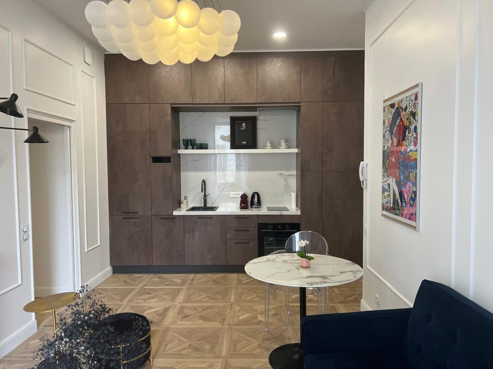 Coffee/tea facilities, Kitchen or kitchenette, Living room, Dining area