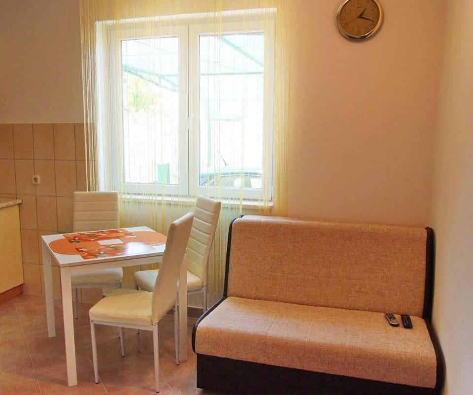 Bed, Living room, Food