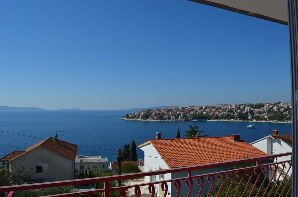 Villa Prana House in Okrug Gornji