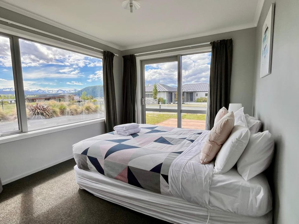 Bedroom, Mountain view