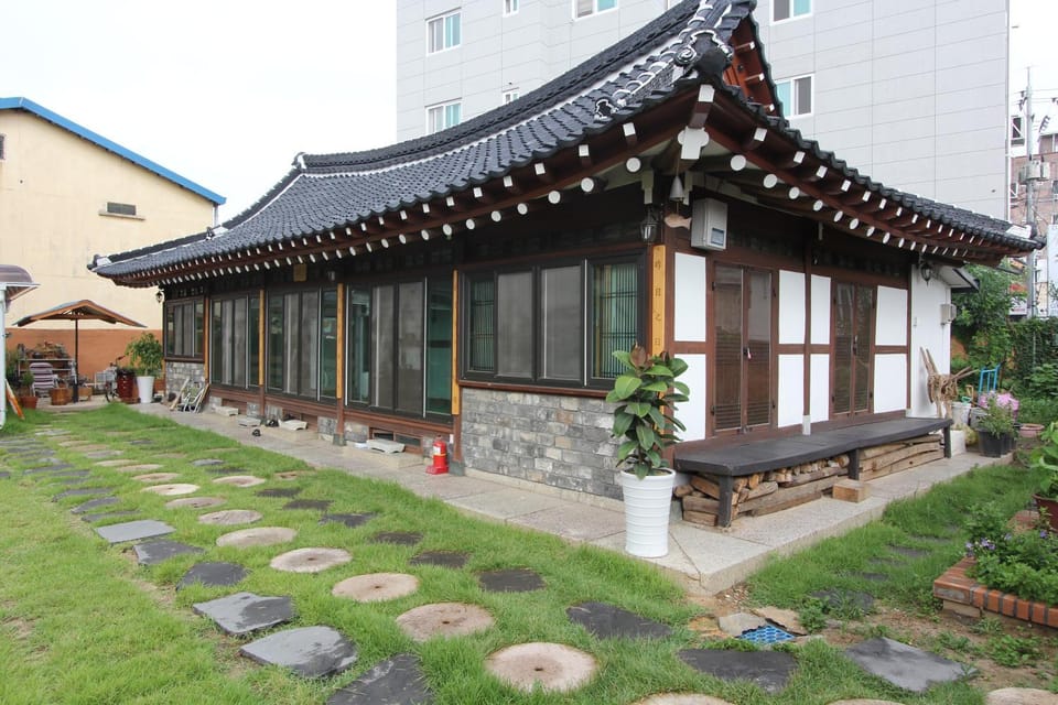 Property building, Facade/entrance, Garden