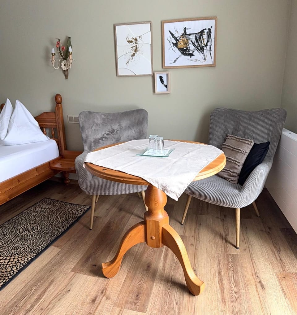 Photo of the whole room, Seating area