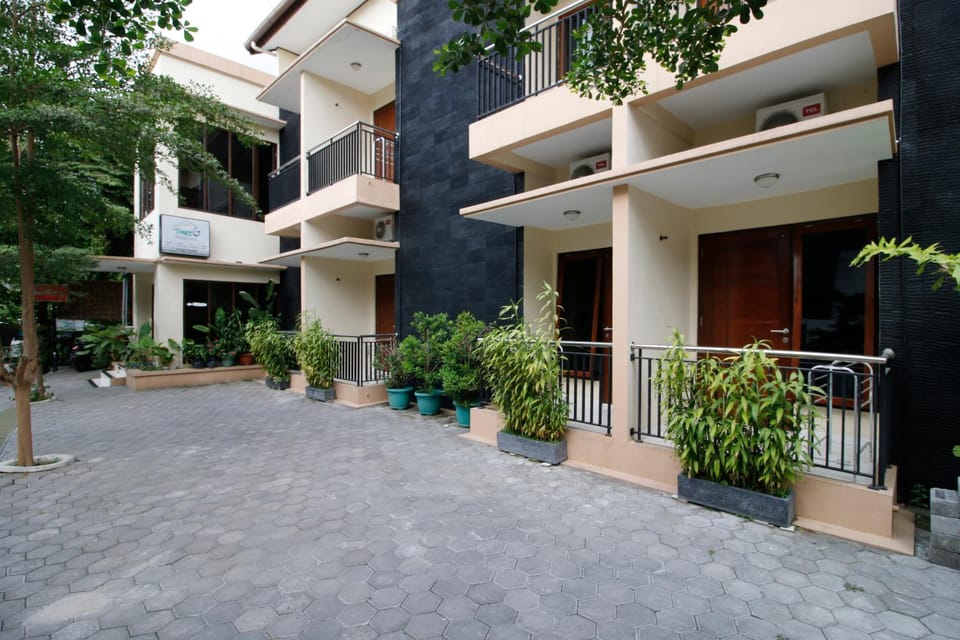Facade/entrance, Area and facilities