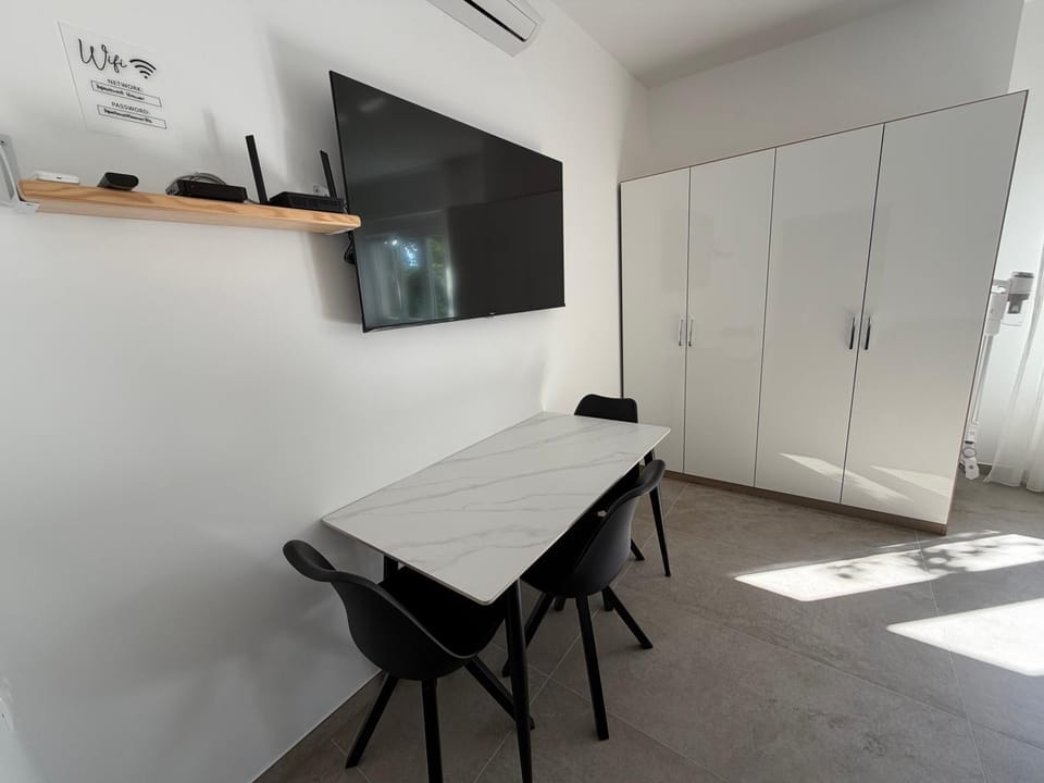 TV and multimedia, Dining area