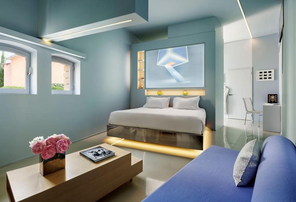 Bed, Photo of the whole room, Seating area, Bedroom