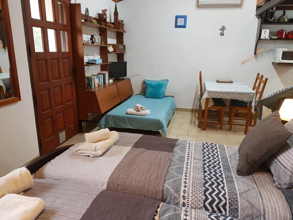 Bed, Photo of the whole room, Dining area, Bedroom