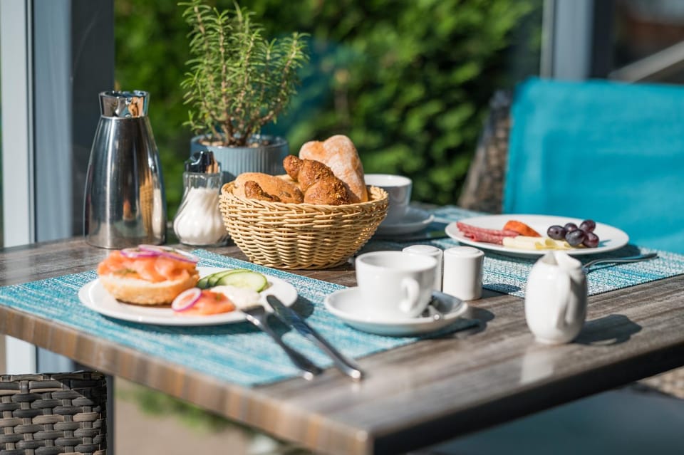 Food and drinks, Food, Breakfast, Continental breakfast
