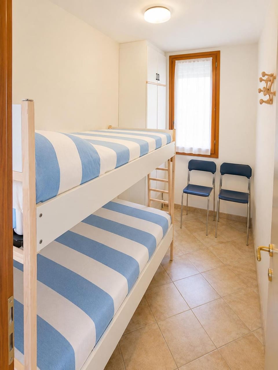 Bedroom, bunk bed