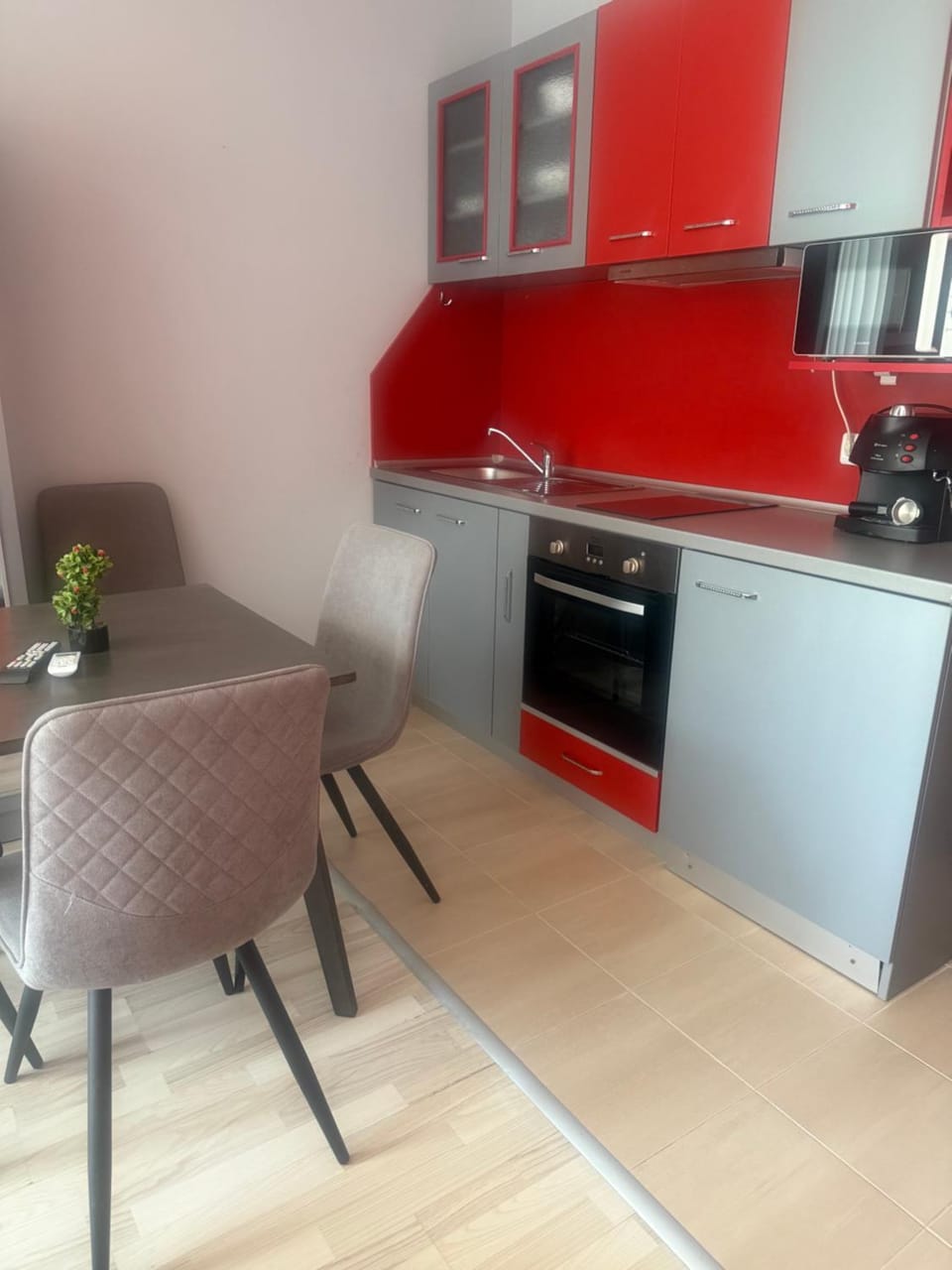 Kitchen or kitchenette, Living room, Seating area, Dining area, stove