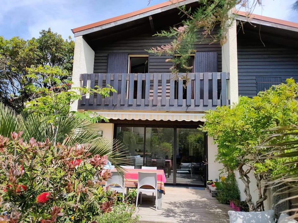 Property building, Patio, Garden, Balcony/Terrace, Garden view