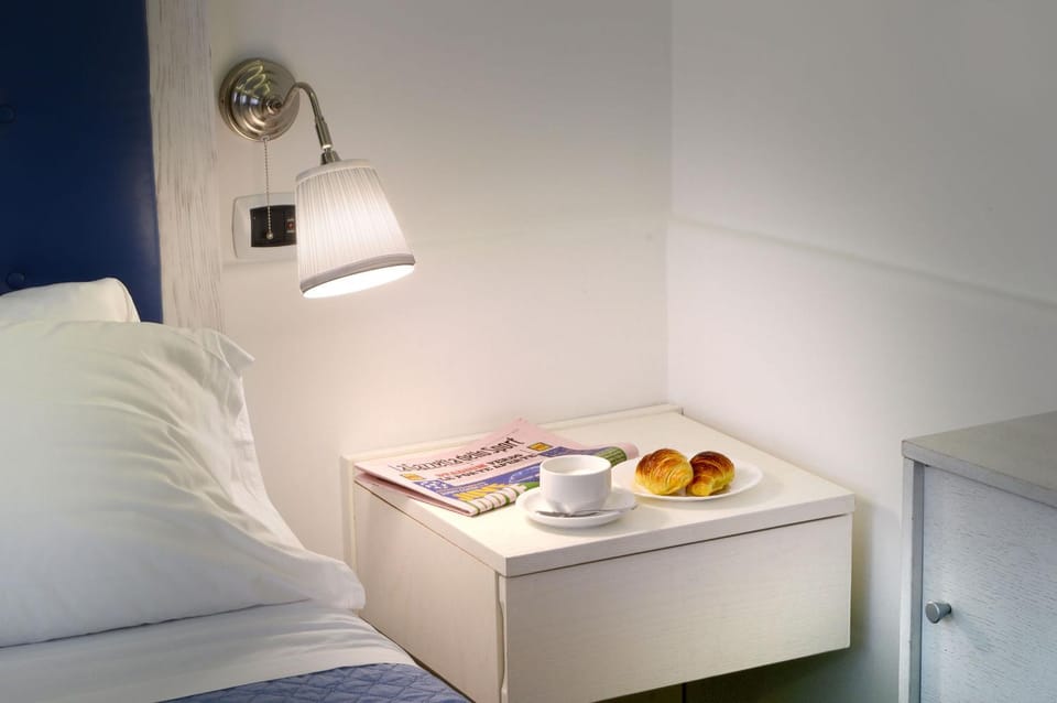 Bed, Food close-up, Coffee/tea facilities, Food and drinks, Bedroom, Food, Area and facilities, Meals, Drinks, Non alcoholic drinks, bunk bed