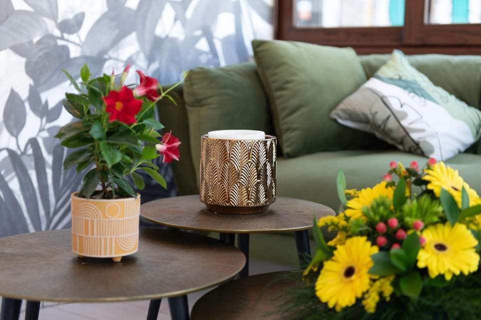 Living room, Lobby or reception, Decorative detail, Seating area