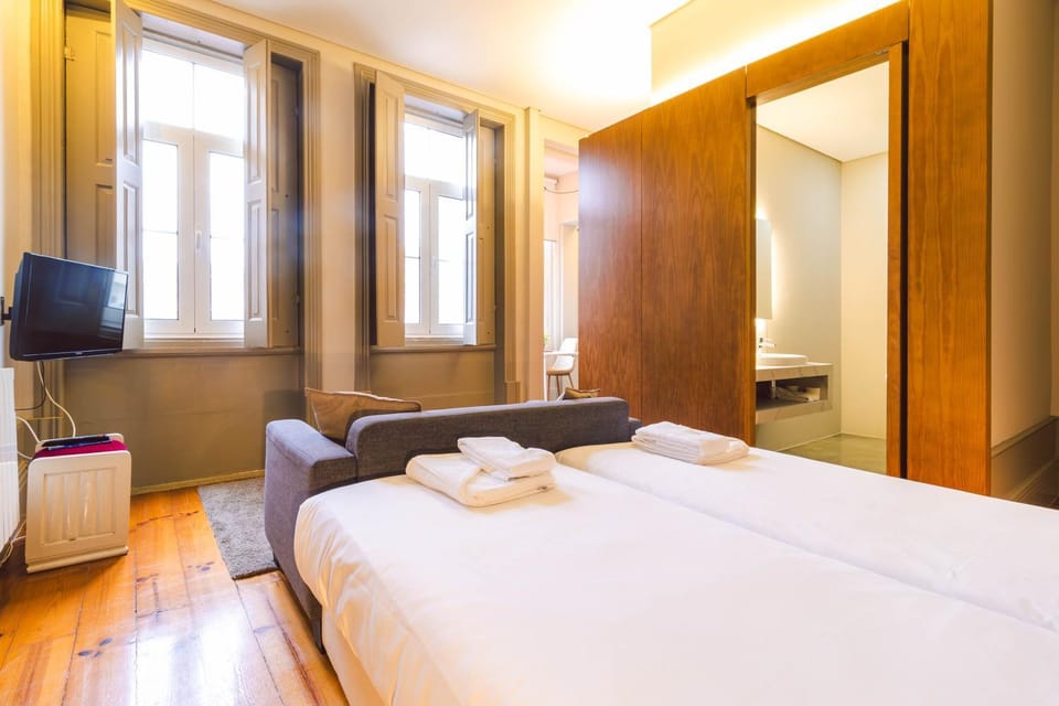 Bed, TV and multimedia, Bedroom, towels