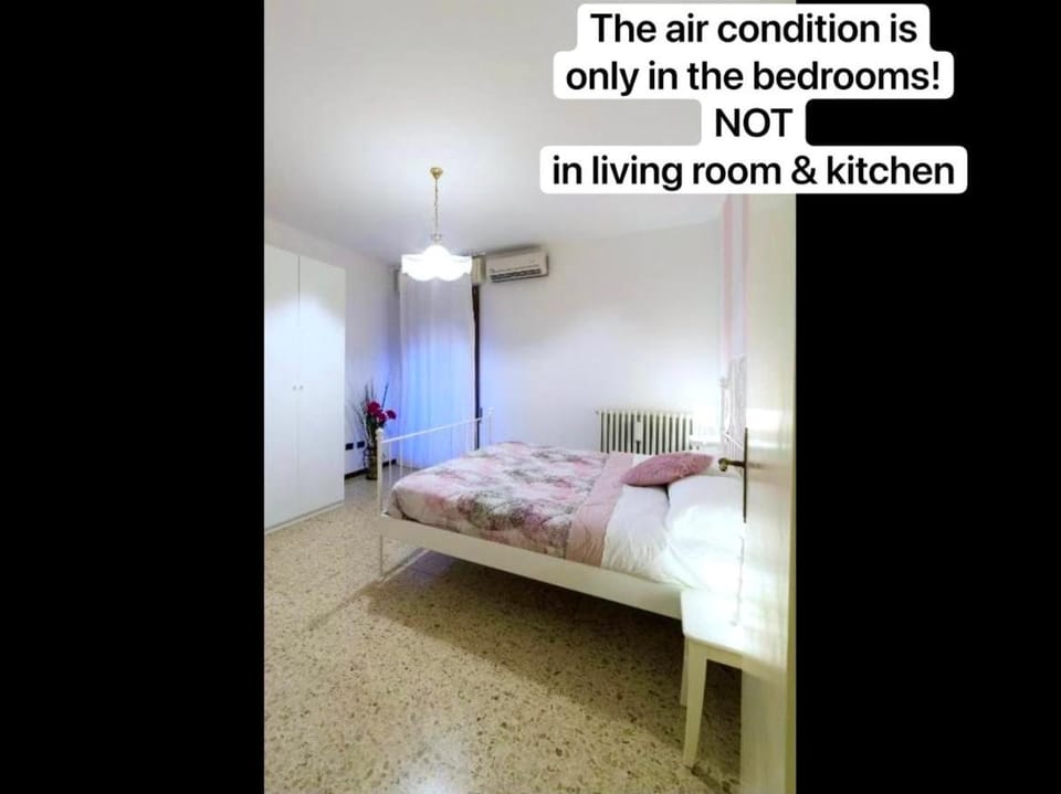 Bed, Photo of the whole room, Bedroom, air conditioner