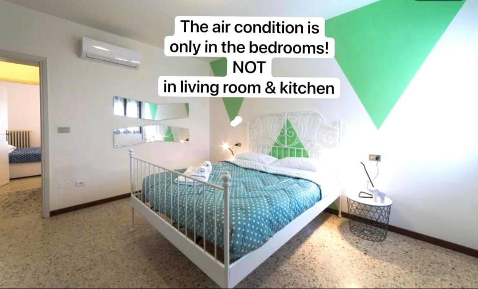 Bed, Photo of the whole room, Bedroom, air conditioner