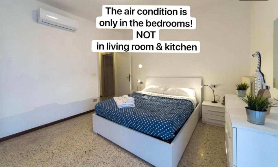 Bed, Photo of the whole room, Bedroom, air conditioner